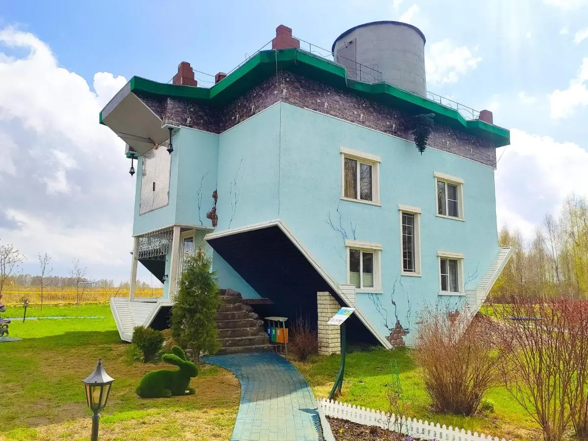 Петрово: Ночь в перевернутом доме