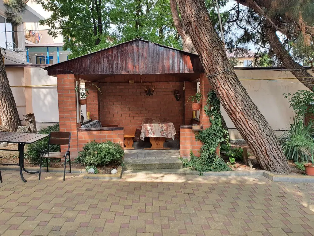 Геленджик: Гостевой дом Сосновый двор