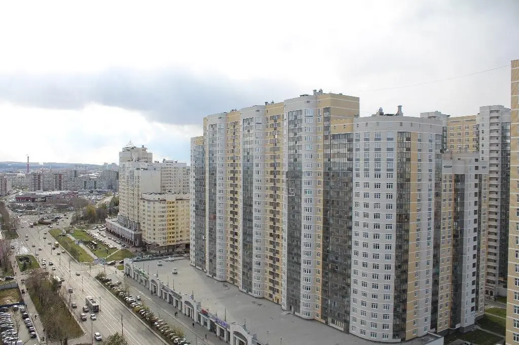 Екатеринбург: Колосс на улице 8 Марта 167