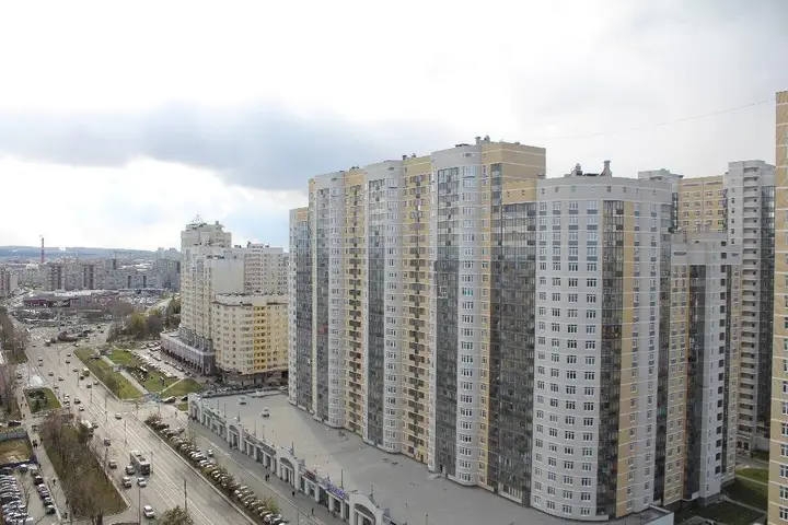 Екатеринбург: Колосс на улице 8 Марта 167