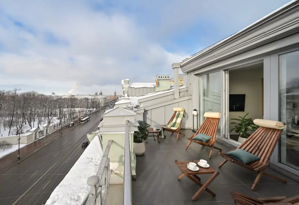 Санкт-Петербург: Minin Apartments Мансарда с террасой и видом на Невский 170м²