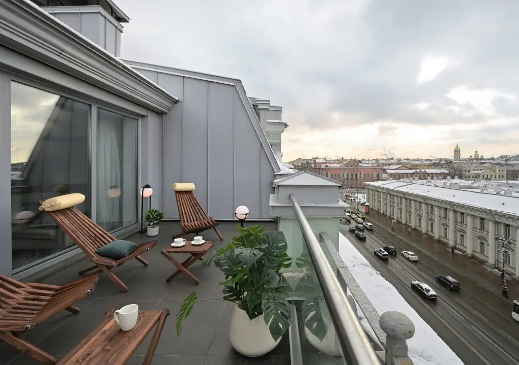 Санкт-Петербург: Minin Apartments Мансарда с террасой и видом на Невский 170м²