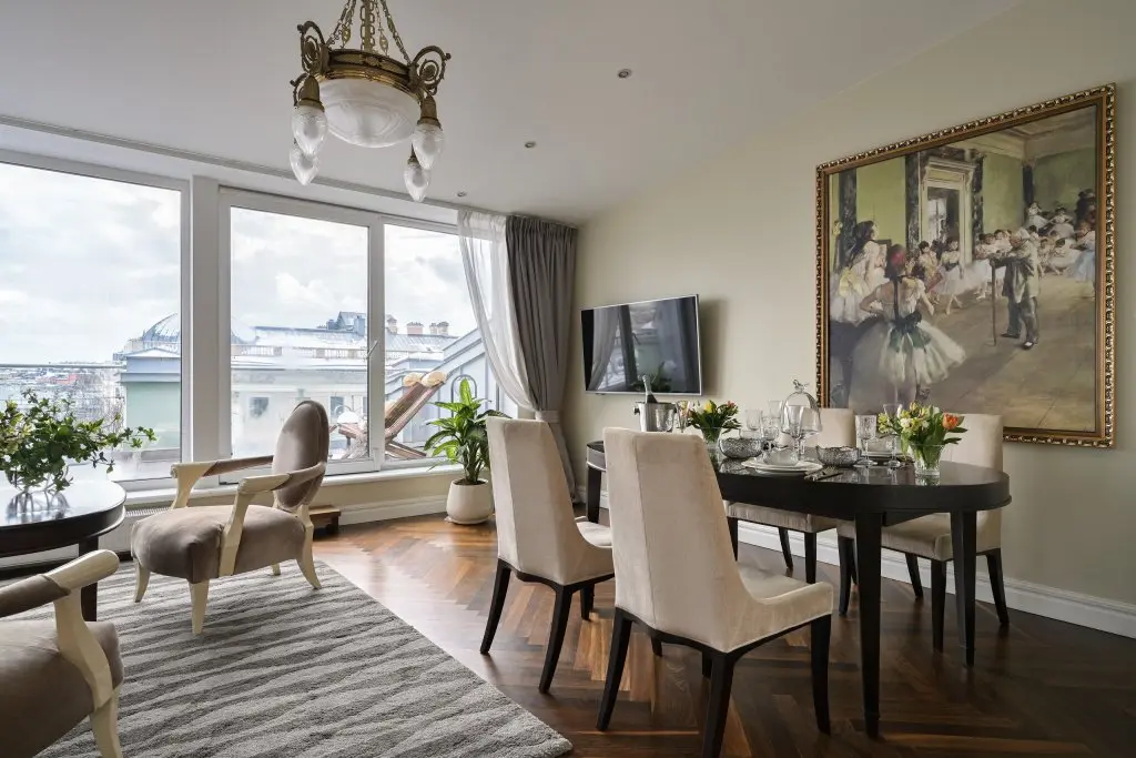 Санкт-Петербург: Minin Apartments Мансарда с террасой и видом на Невский 170м²
