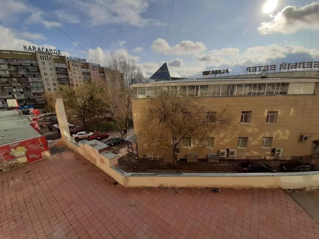 Караганда: Apartment on Bukhar Zhyrau 76 (Sulpak)