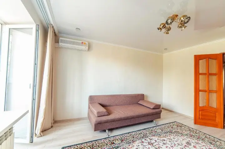 Уральск: Apartments on Revolyutsiya 3room