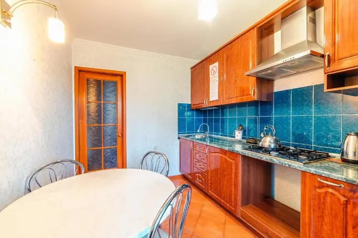 Уральск: Apartments on Revolyutsiya 3room