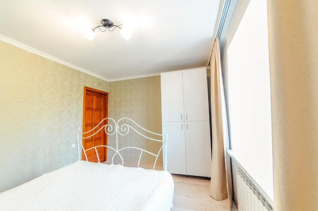 Уральск: Apartments on Revolyutsiya 3room
