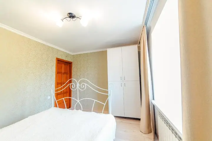 Уральск: Apartments on Revolyutsiya 3room
