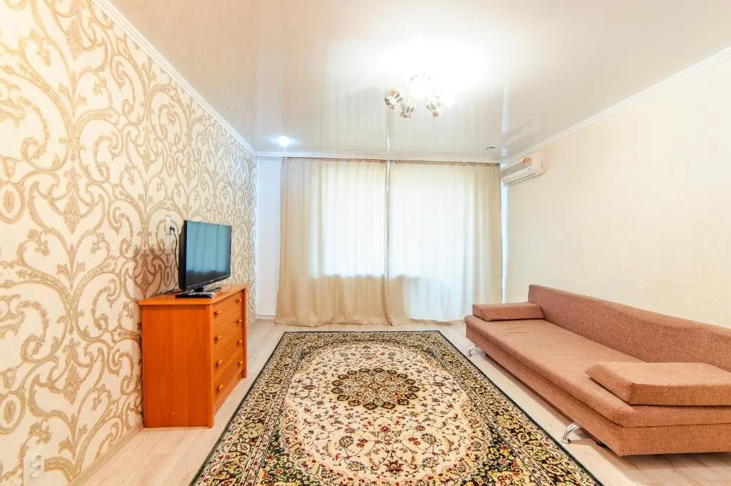 Уральск: Apartments on Revolyutsiya 3room