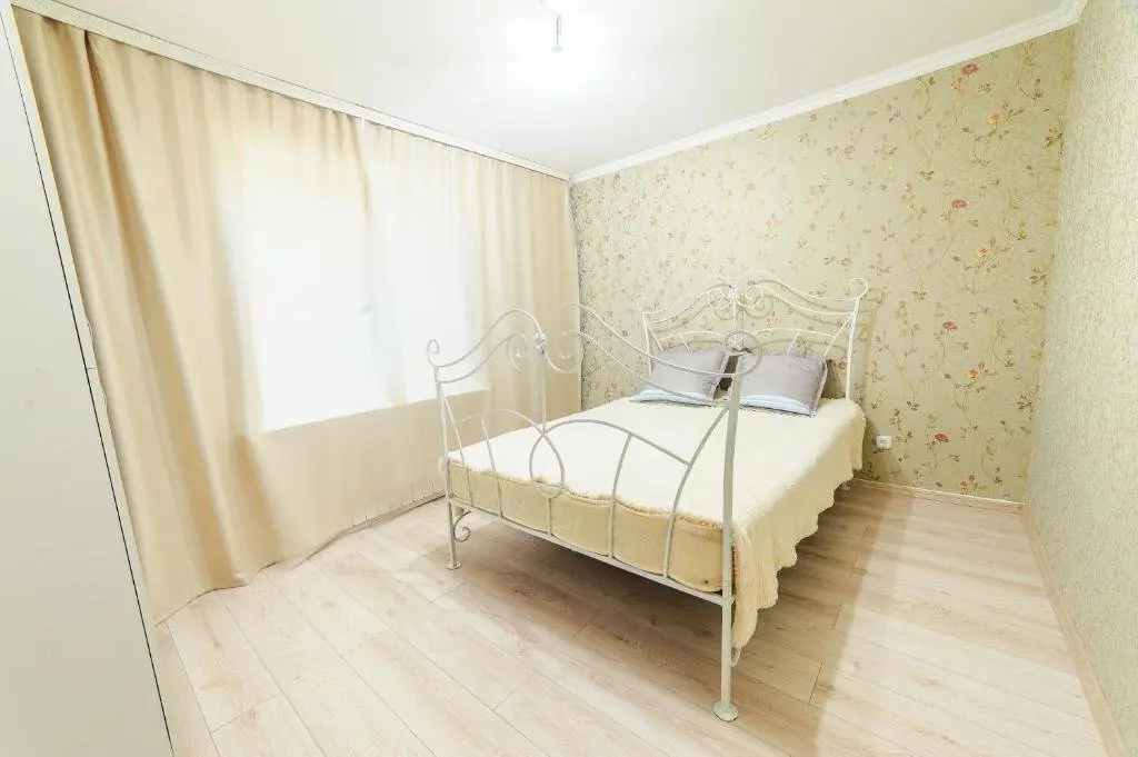 Уральск: Apartments on Revolyutsiya 3room