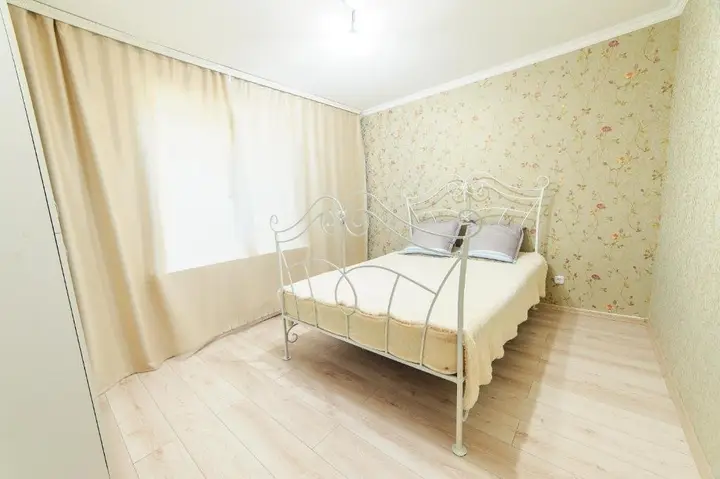 Уральск: Apartments on Revolyutsiya 3room