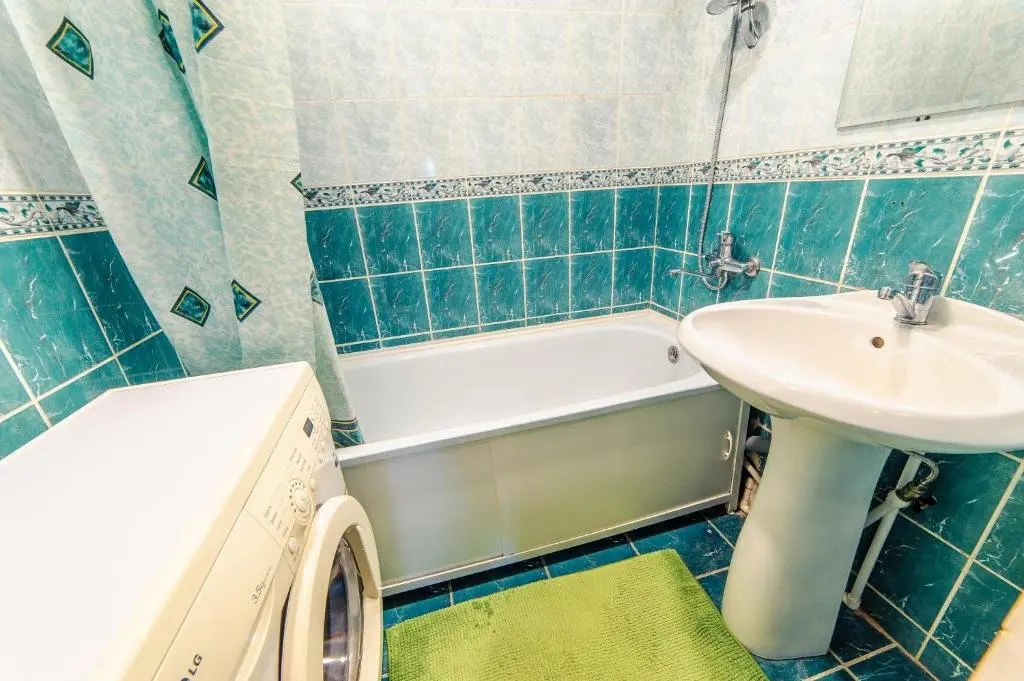 Уральск: Apartments on Revolyutsiya 3room
