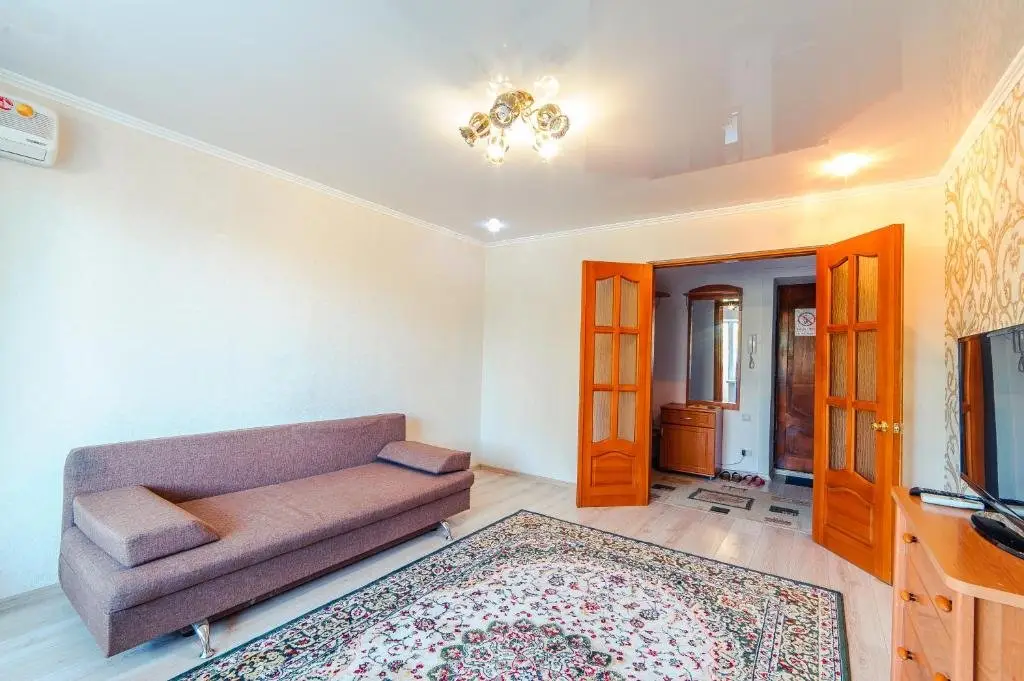 Уральск: Apartments on Revolyutsiya 3room