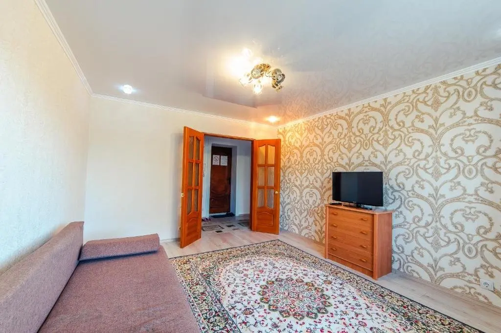 Уральск: Apartments on Revolyutsiya 3room