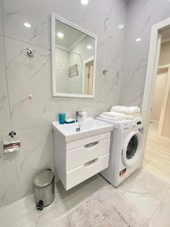 Алматы: Modern Apartment in 10 min walk from Dostyk street