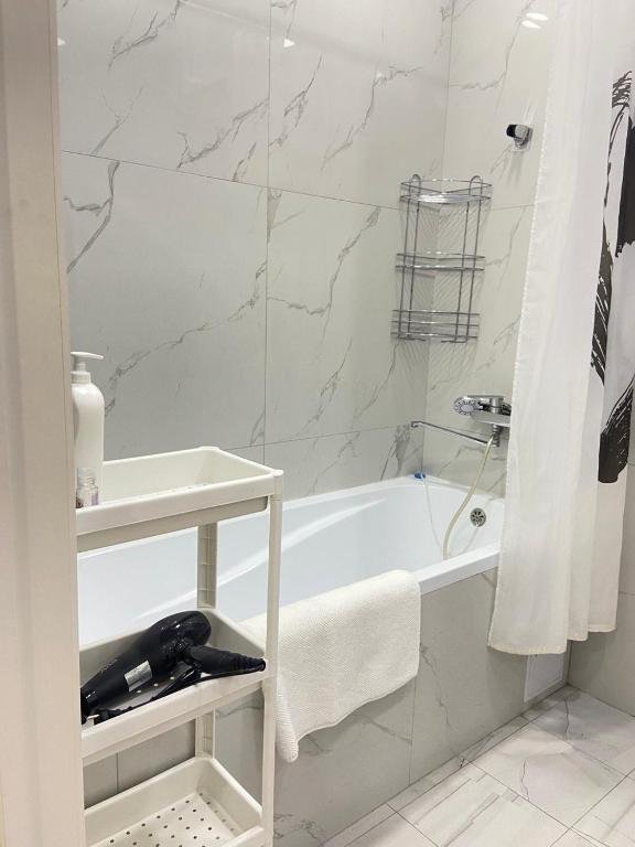 Алматы: Modern Apartment in 10 min walk from Dostyk street