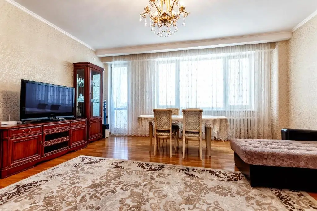 Астана: Great 1br apartment near Bayterek