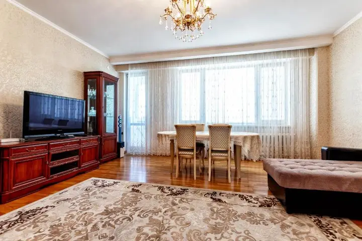 Астана: Great 1br apartment near Bayterek