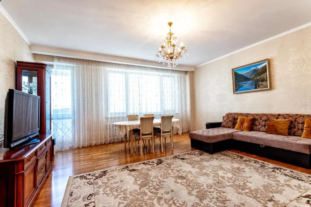 Астана: Great 1br apartment near Bayterek