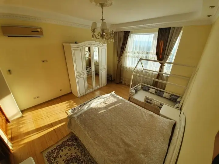 Алматы: classic 4 room apartment near Mega mall