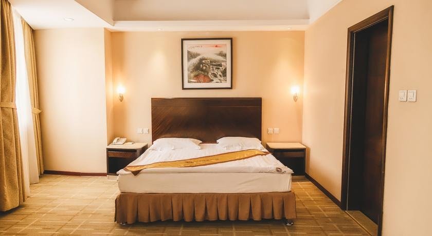Алматы: Shera Hotel