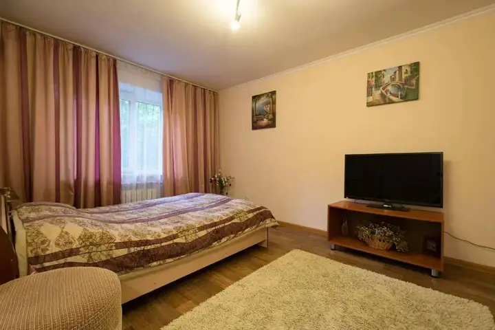 Алматы: Apartment Nadezhda at Zheltoskan 77/79