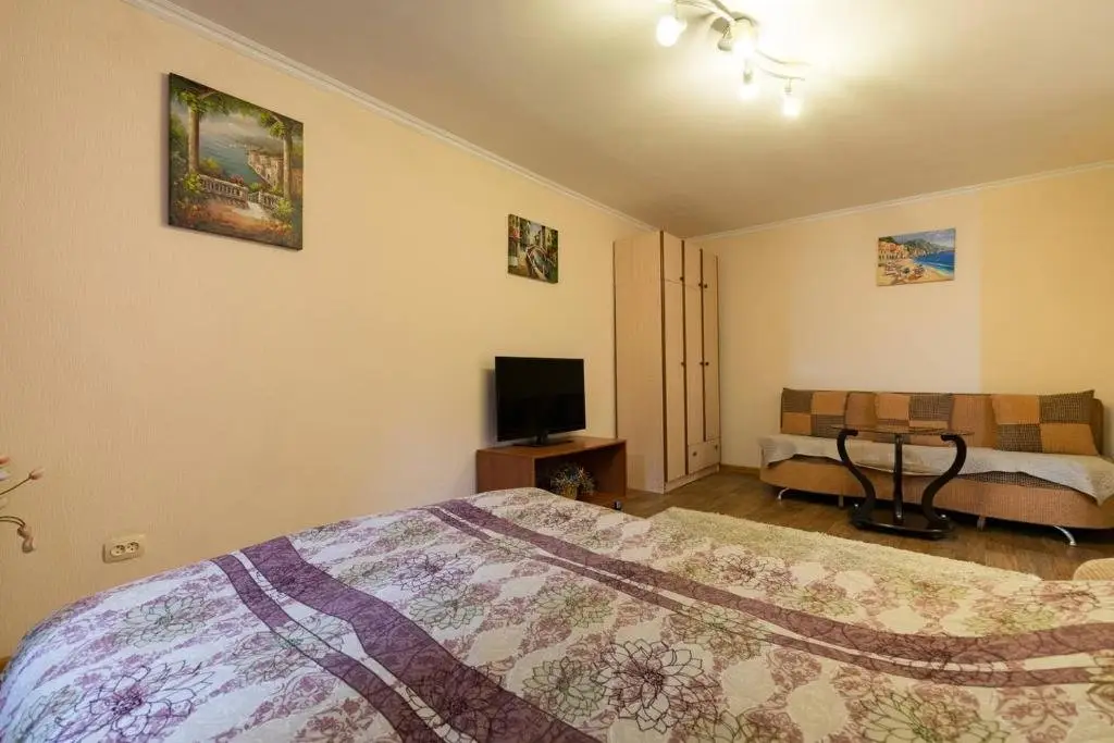 Алматы: Apartment Nadezhda at Zheltoskan 77/79