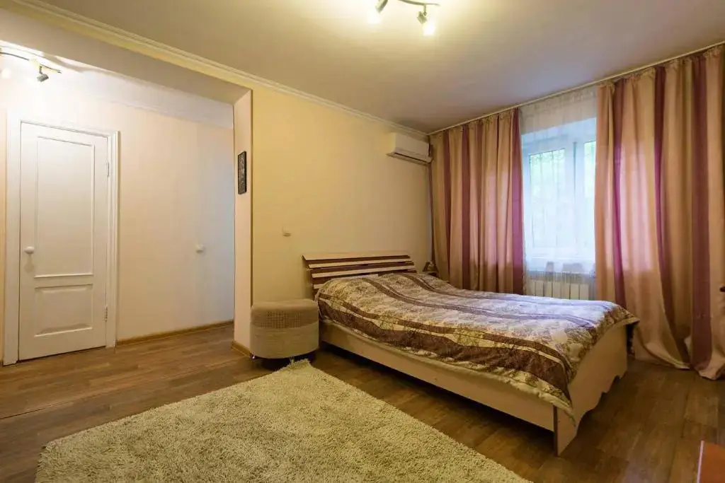 Алматы: Apartment Nadezhda at Zheltoskan 77/79