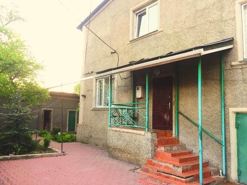Алматы: Apartment with garden view on Gorodskaya 9
