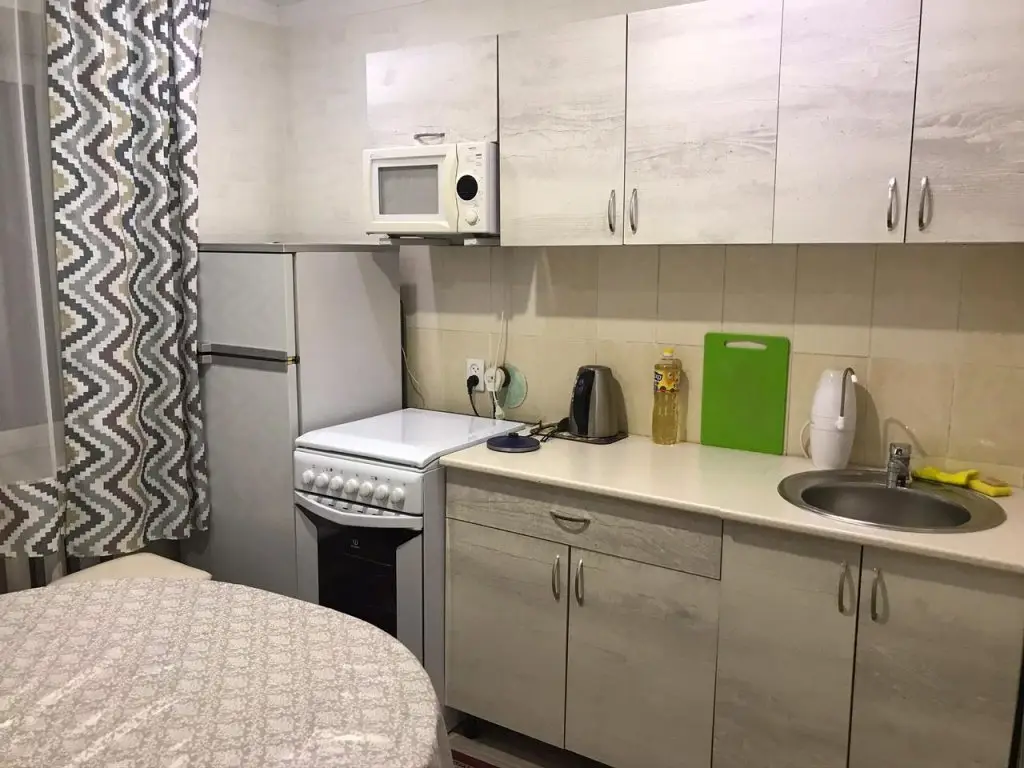 Павлодар: Kvartira Na Tolstogo 19 Apartments