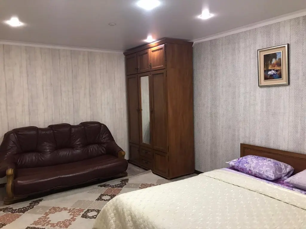 Павлодар: Kvartira Na Tolstogo 19 Apartments