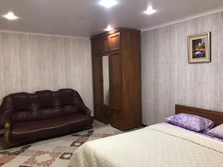 Павлодар: Kvartira Na Tolstogo 19 Apartments