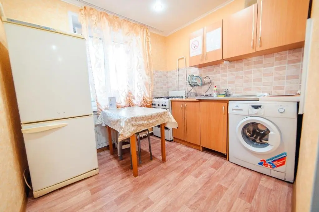 Уральск: Apartments on L.Tolstogo 72