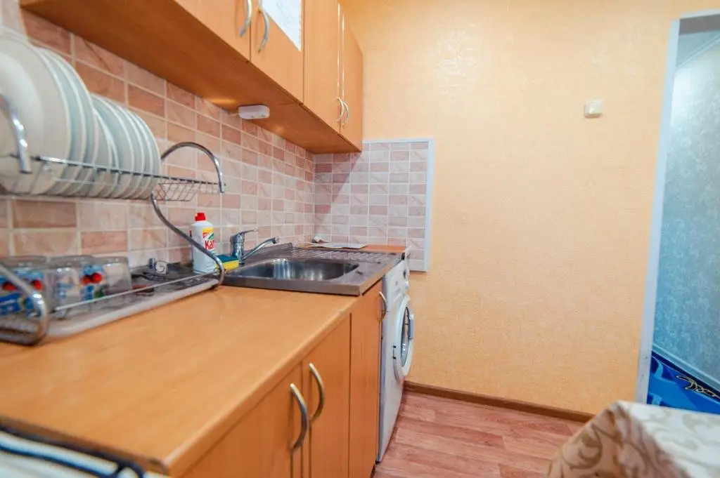 Уральск: Apartments on L.Tolstogo 72