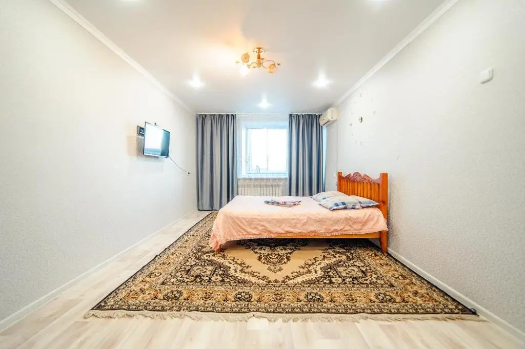 Уральск: Apartments on L.Tolstogo 72