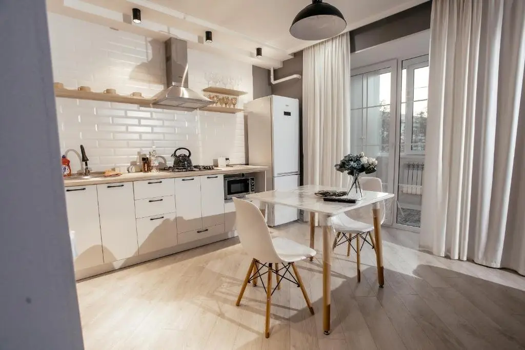 Уральск: LUX 6 MKR dizajnerskaja komfortnaja studija s panoramnymi dver'mi i bol'shoj lodzhiej
