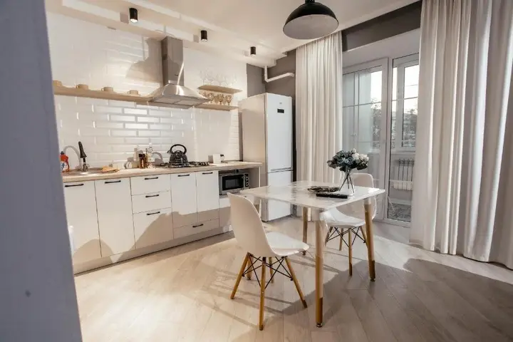 Уральск: LUX 6 MKR dizajnerskaja komfortnaja studija s panoramnymi dver'mi i bol'shoj lodzhiej