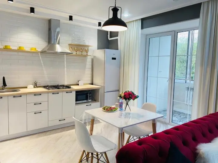 Уральск: LUX 6 MKR dizajnerskaja komfortnaja studija s panoramnymi dver'mi i bol'shoj lodzhiej