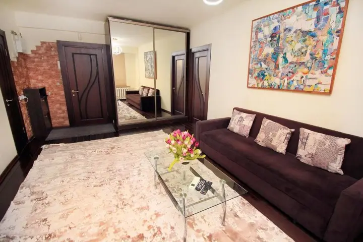 Алматы: Zhibek Zholy 81 Panfilov corner
