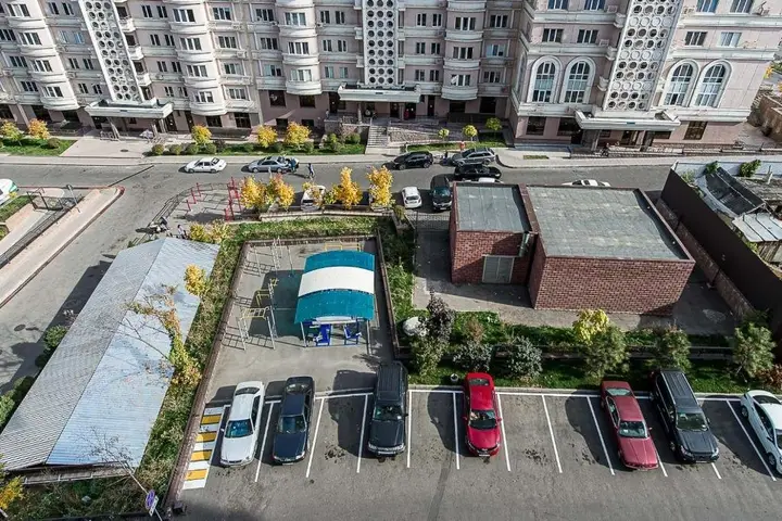 Алматы: Ujutnaja 1-ka s vidom na gory v ZhK Sezam rjadom s MEGOJ