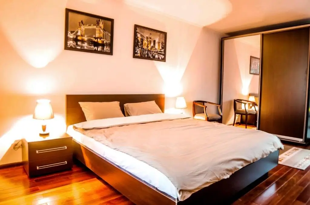 Алматы: Apartment on Kurmangazy 33