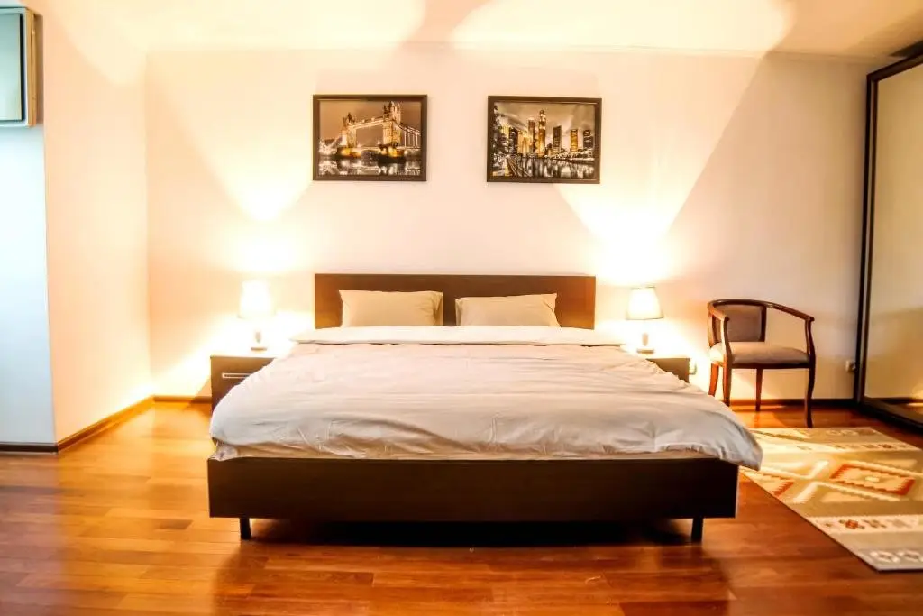 Алматы: Apartment on Kurmangazy 33