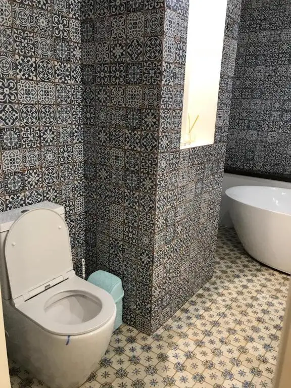 Алматы: Apartment on Khadzhimukan 49