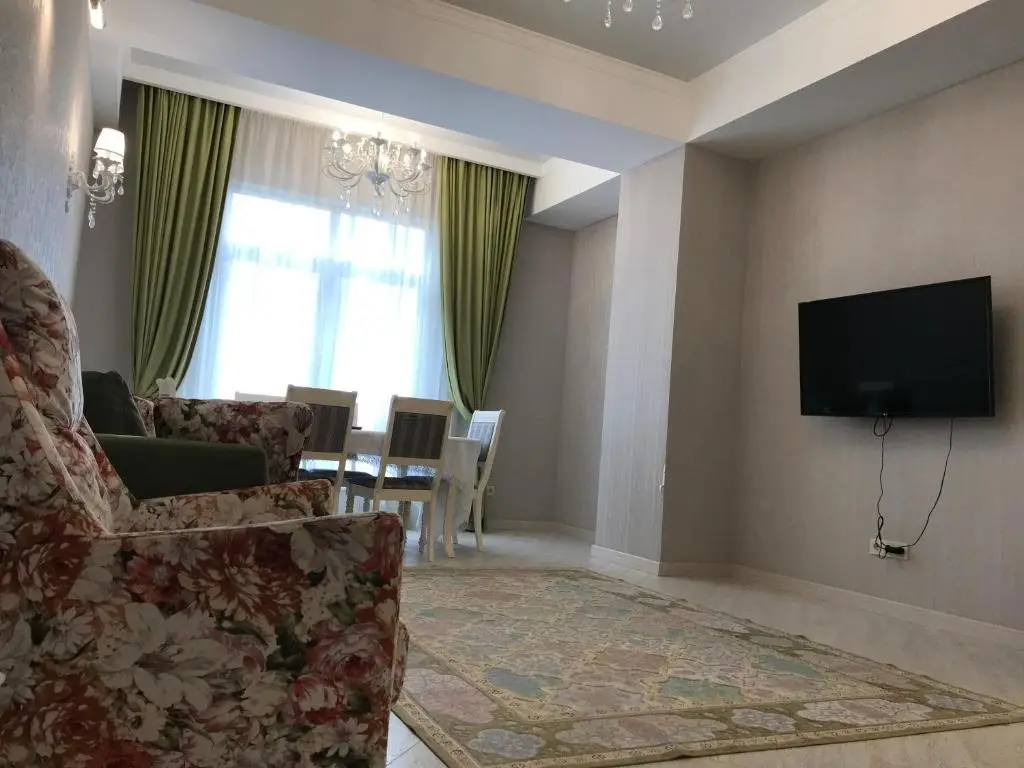 Алматы: Apartment on Khadzhimukan 49