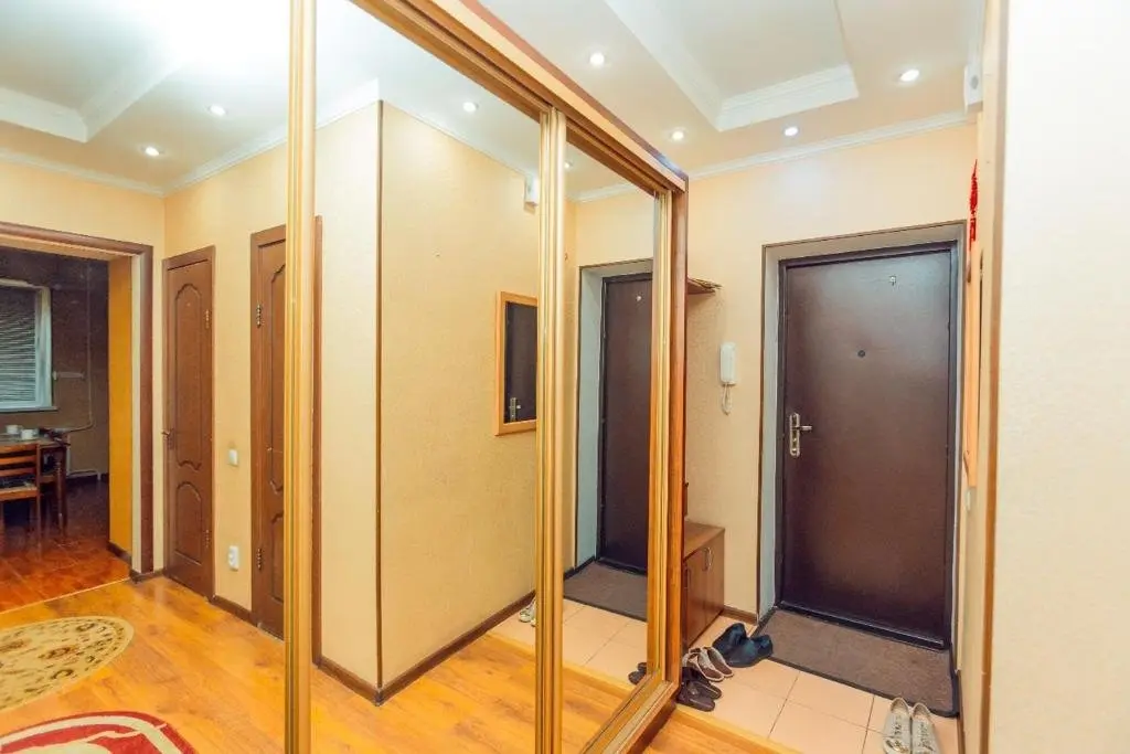 Алматы: Apartment on Zholdasbekov 18