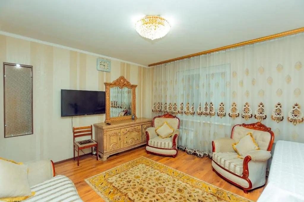Алматы: Apartment on Zholdasbekov 18