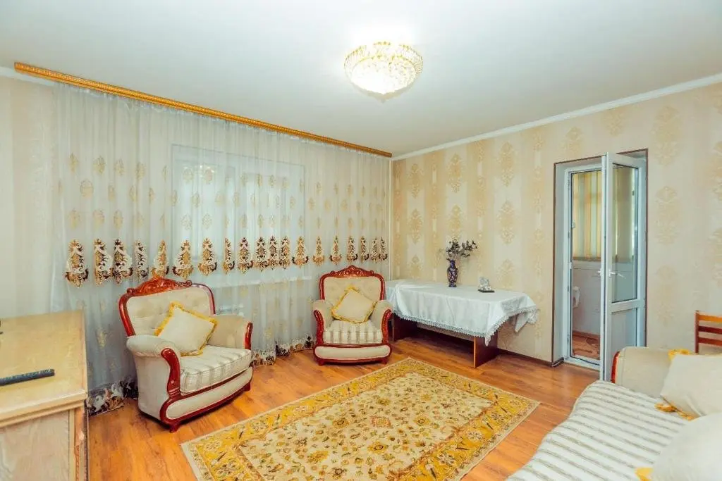 Алматы: Apartment on Zholdasbekov 18