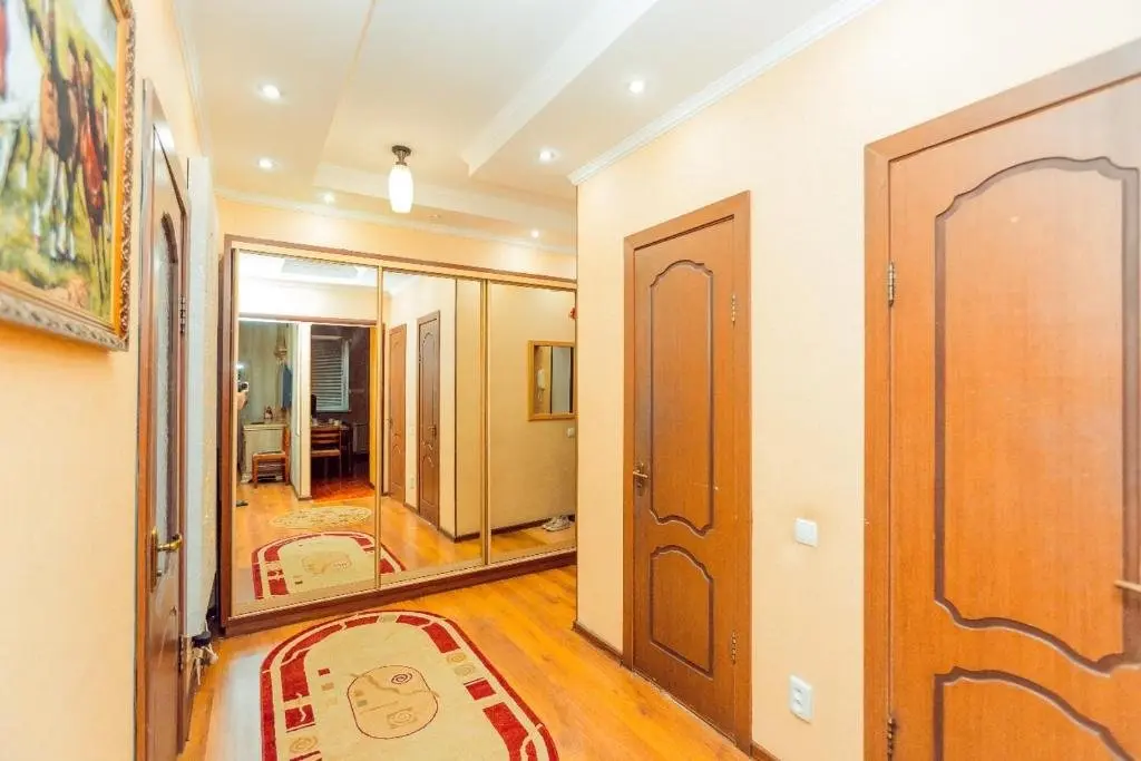 Алматы: Apartment on Zholdasbekov 18