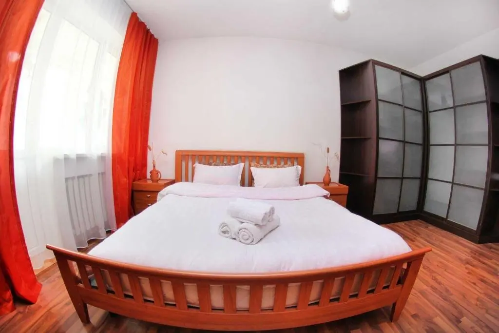 Алматы: Apartment on Buzurbayeva 23