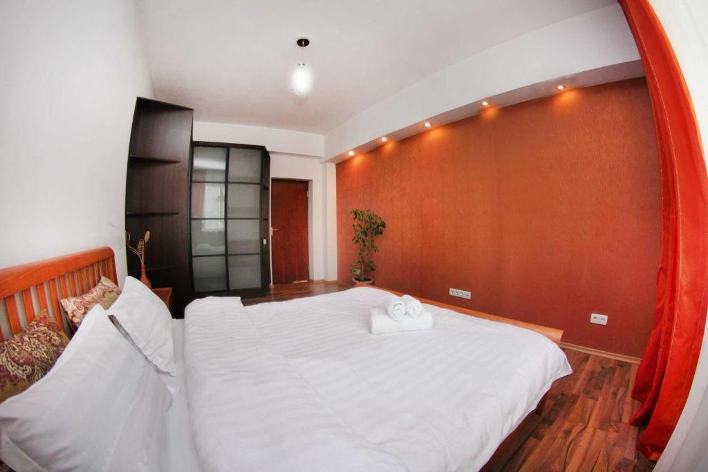 Алматы: Apartment on Buzurbayeva 23